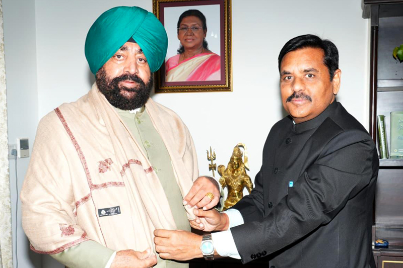 निदेशक IGNFA द्वारा उत्तराखंड के माननीय राज्यपाल से शिष्टाचार भेंट की तस्वीर